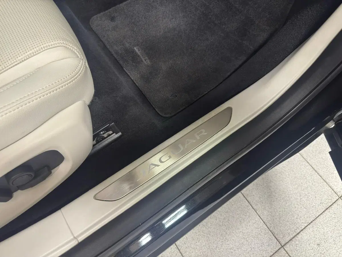 Jaguar I-Pace usata a Novara (11)