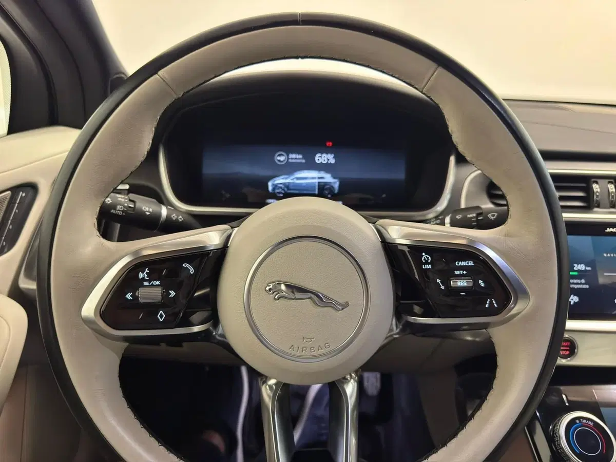 Jaguar I-Pace usata a Novara (19)