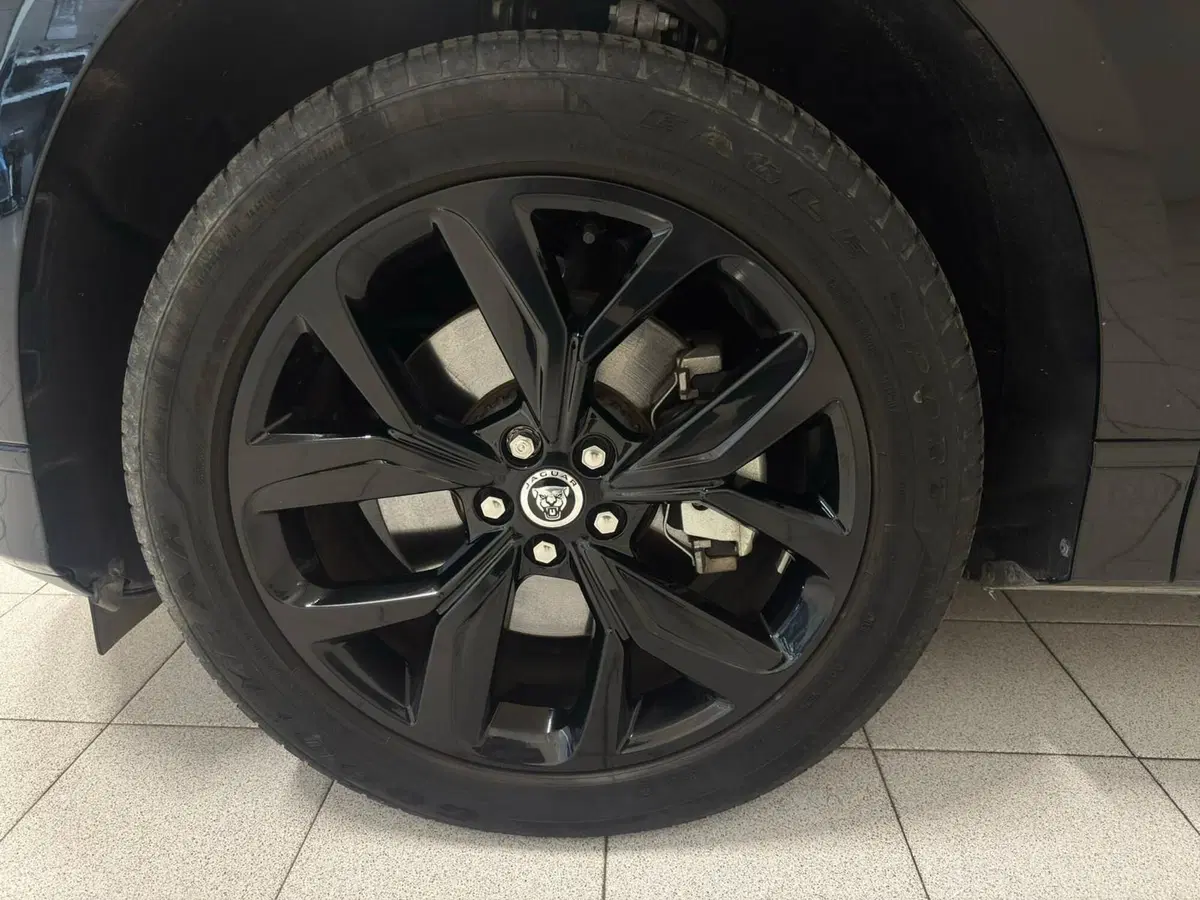 Jaguar I-Pace usata a Novara (9)