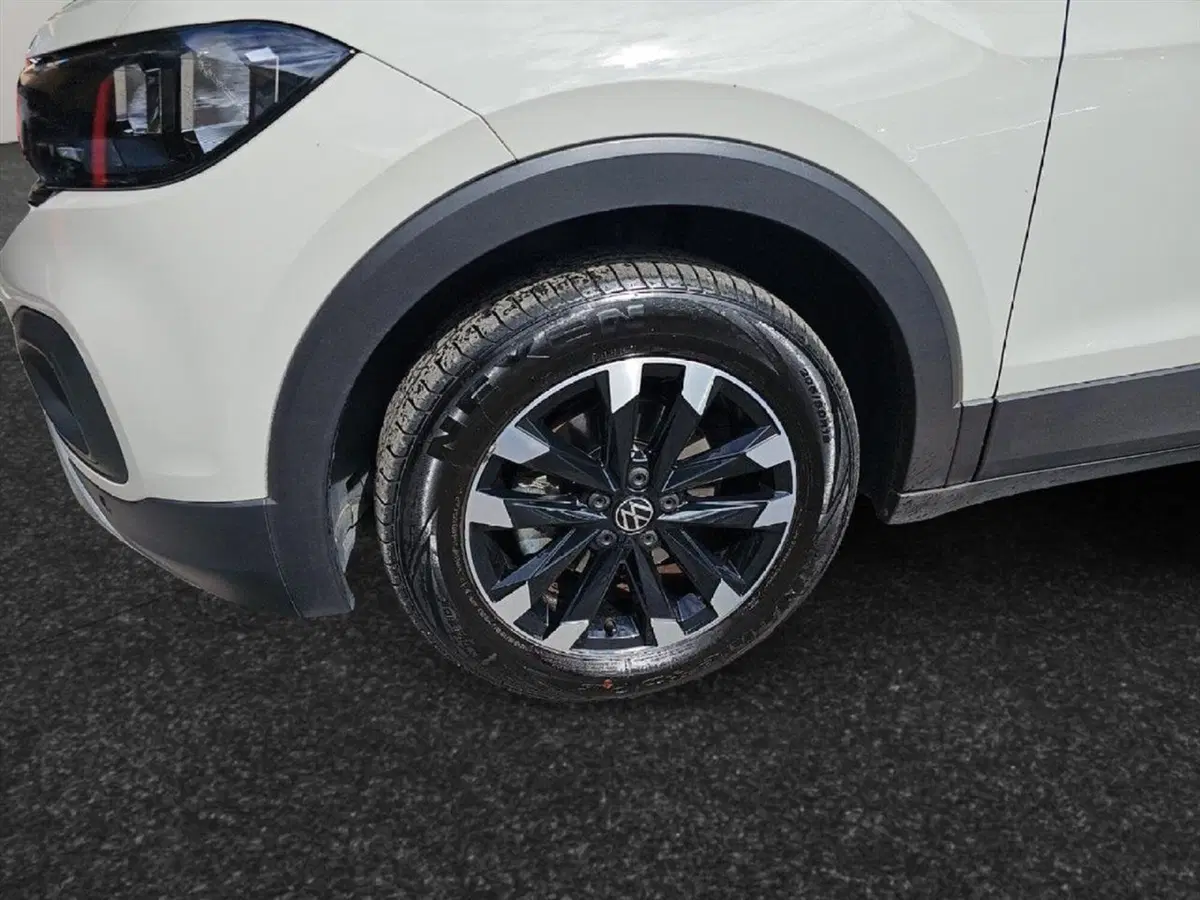 Volkswagen T-Cross usata a Lecco (17)