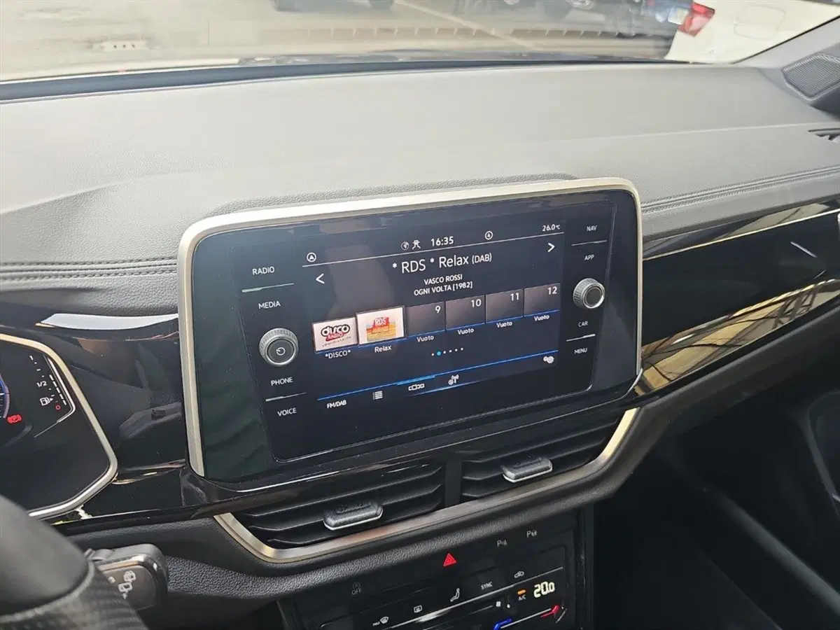 Volkswagen T-Roc usata a Lecco (15)
