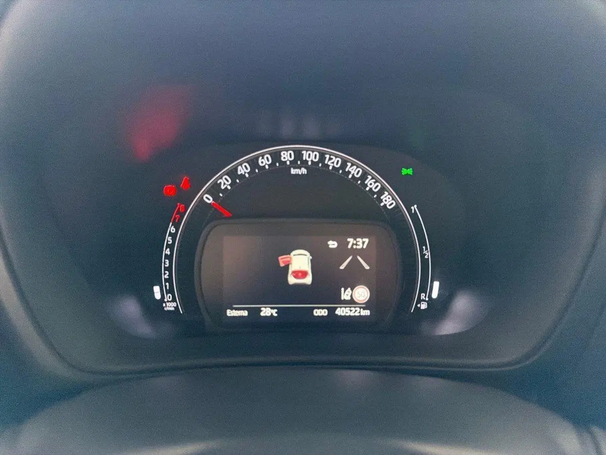 Toyota Aygo X usata a Catania (8)