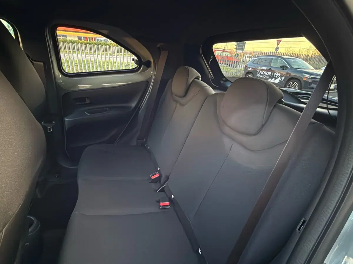 Toyota Aygo X nuova a Mantova (19)