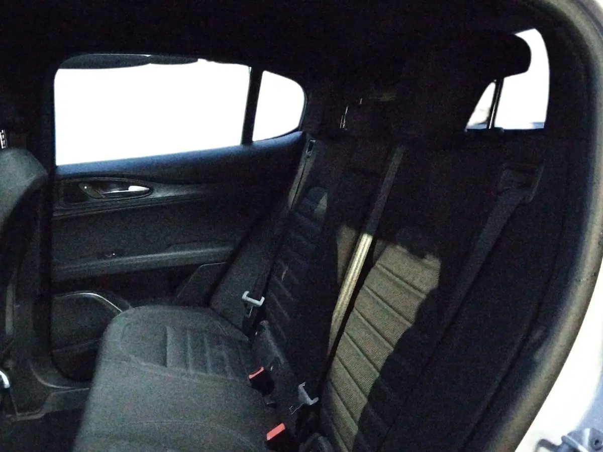 Alfa Romeo Stelvio usata a Pescara (14)