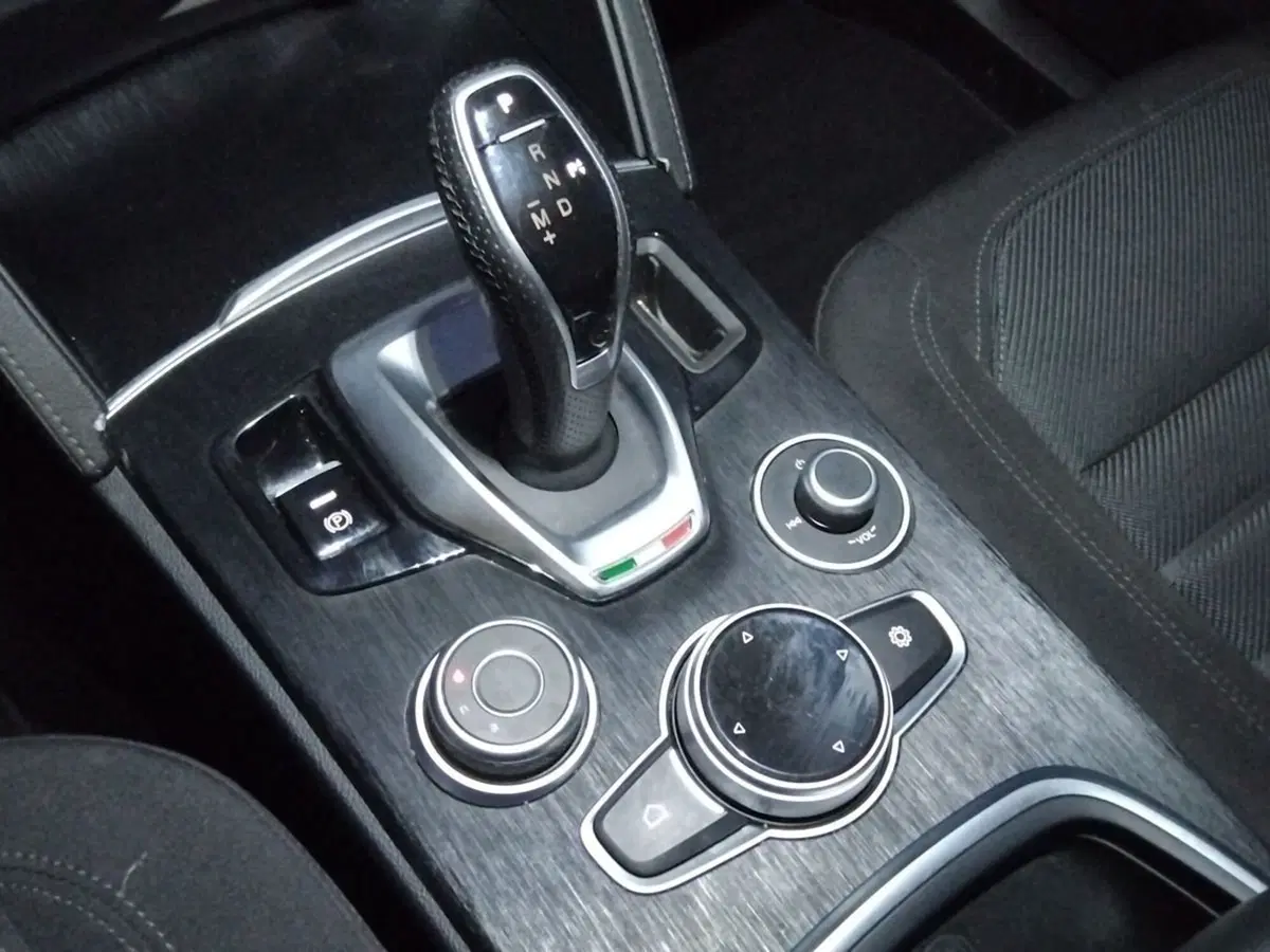 Alfa Romeo Stelvio usata a Pescara (16)