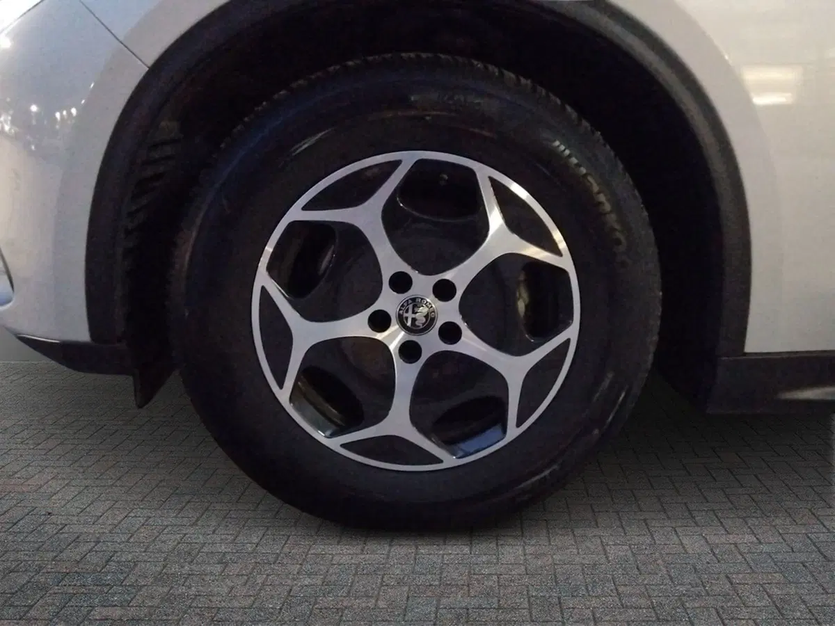 Alfa Romeo Stelvio usata a Pescara (6)