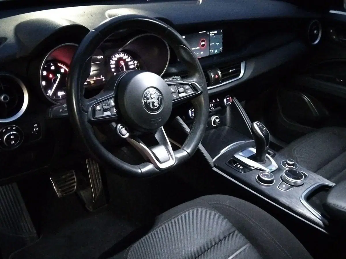 Alfa Romeo Stelvio usata a Pescara (8)