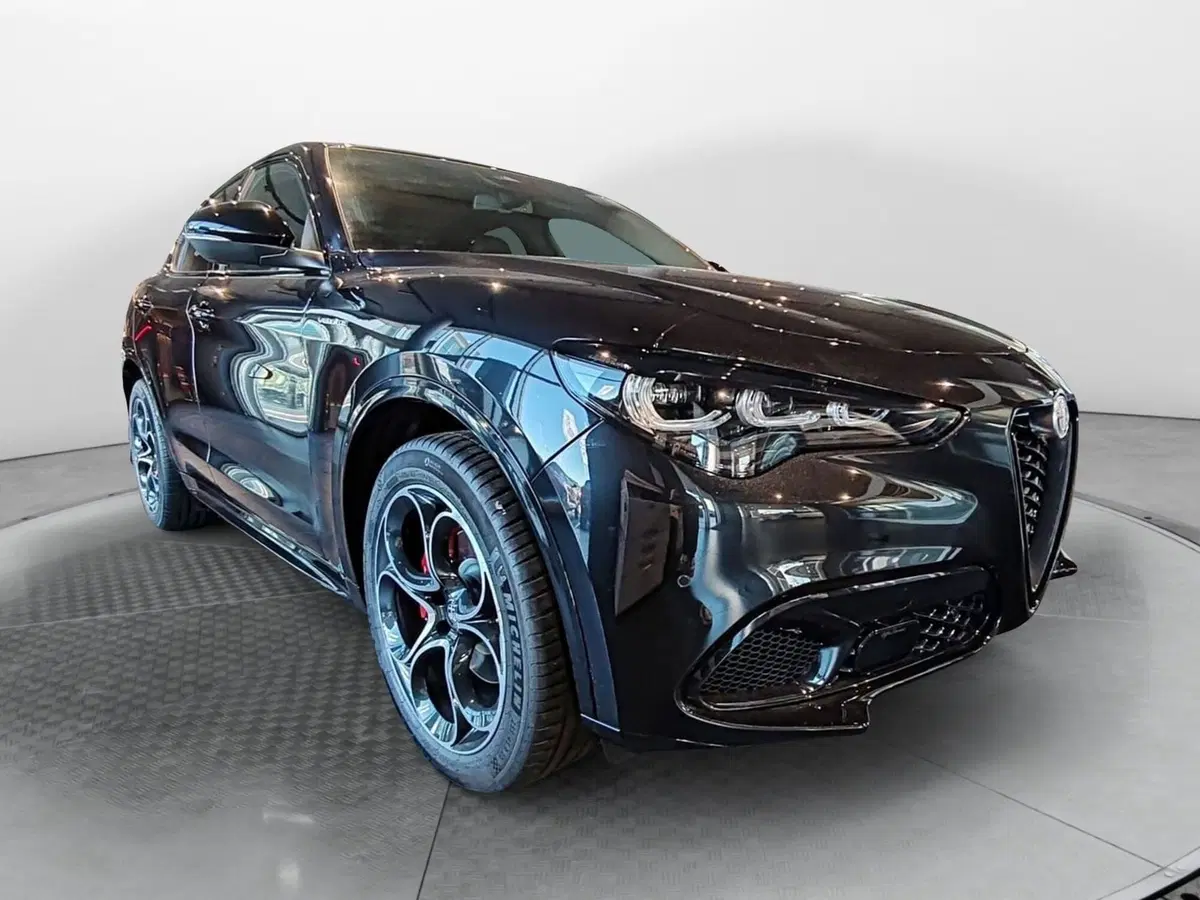 Alfa Romeo Stelvio nuova a Pisa