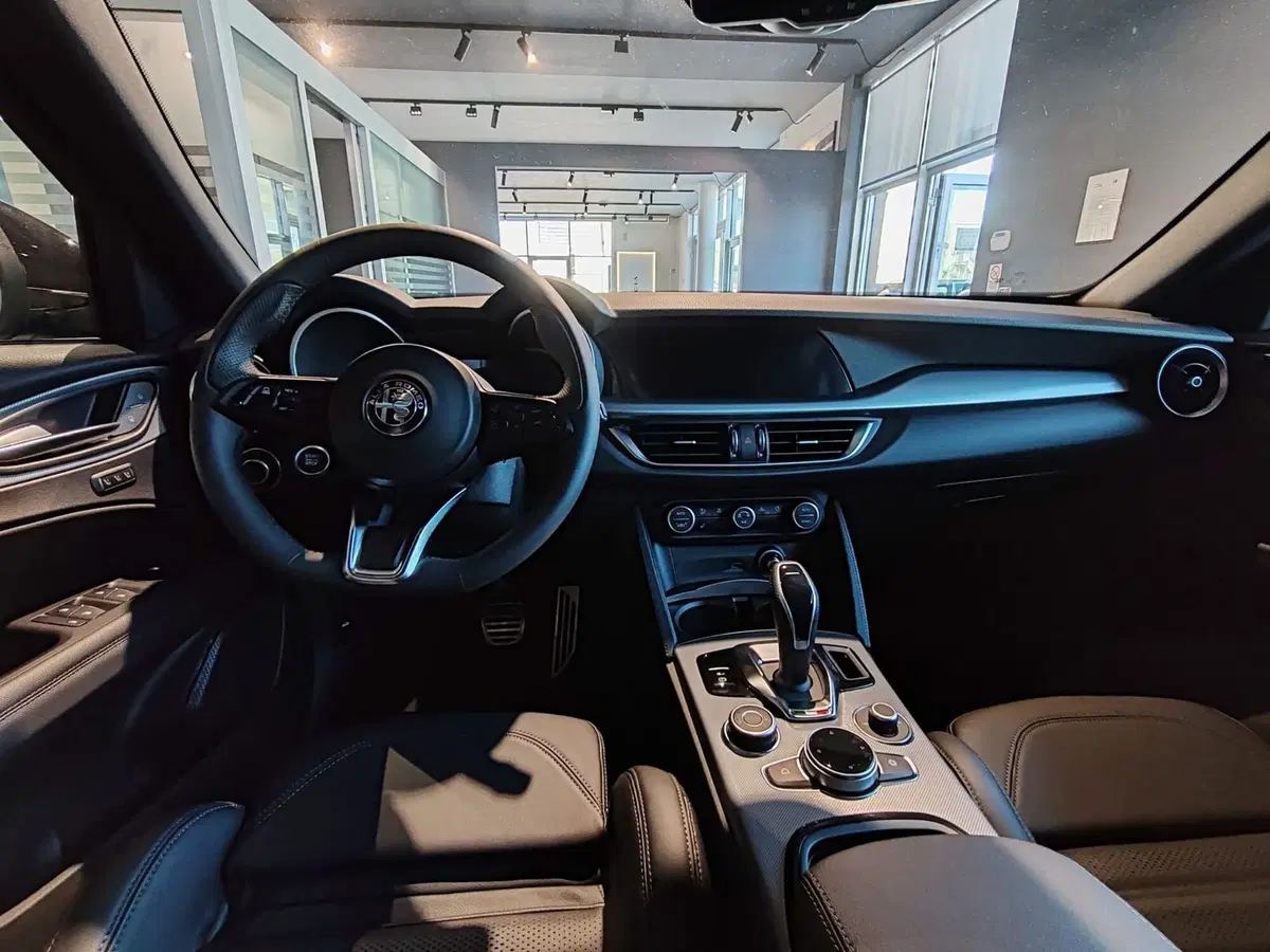Alfa Romeo Stelvio nuova a Pisa (8)
