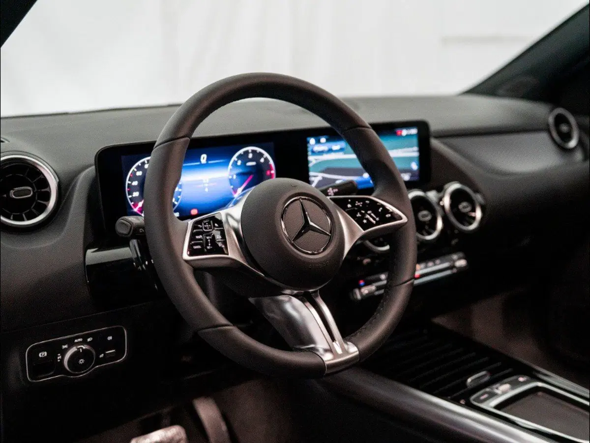 Mercedes-Benz GLA SUV nuova a Macerata (16)