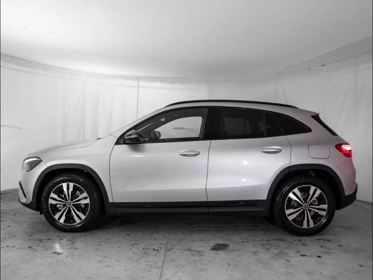 Mercedes-Benz GLA SUV nuova a Macerata (5)