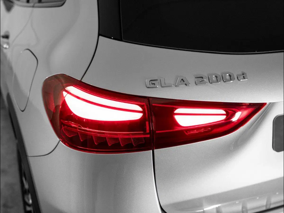 Mercedes-Benz GLA SUV nuova a Macerata (6)