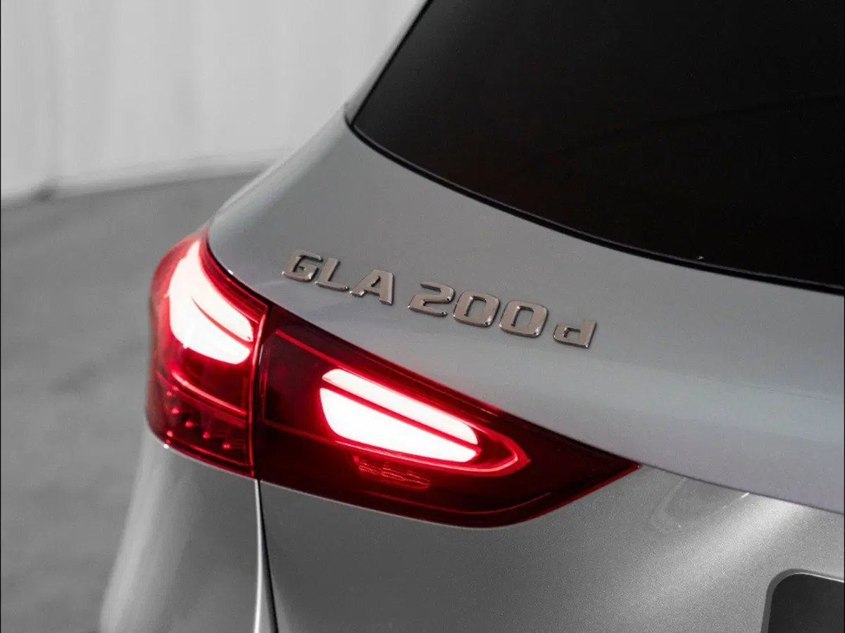 Mercedes-Benz GLA SUV nuova a Macerata (7)