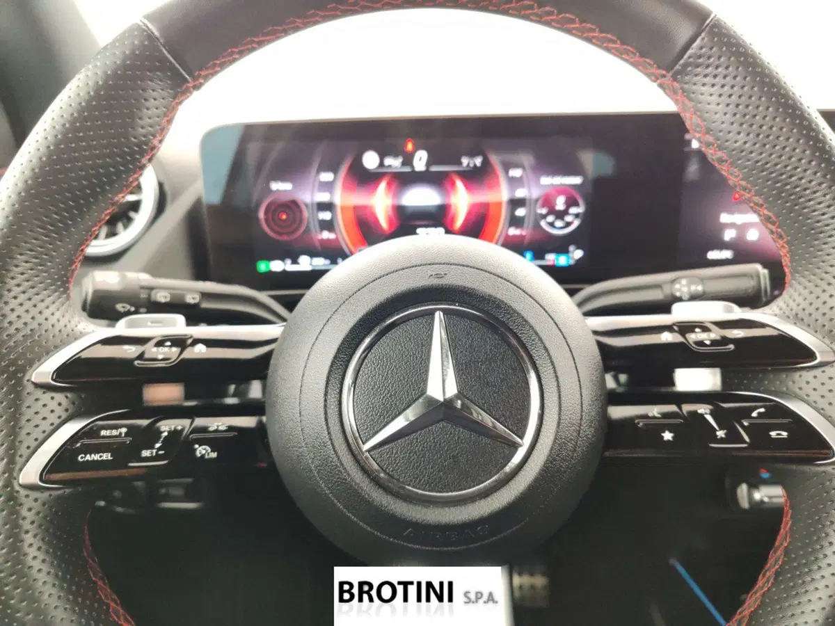Mercedes-Benz GLA SUV usata a Massa-Carrara (14)