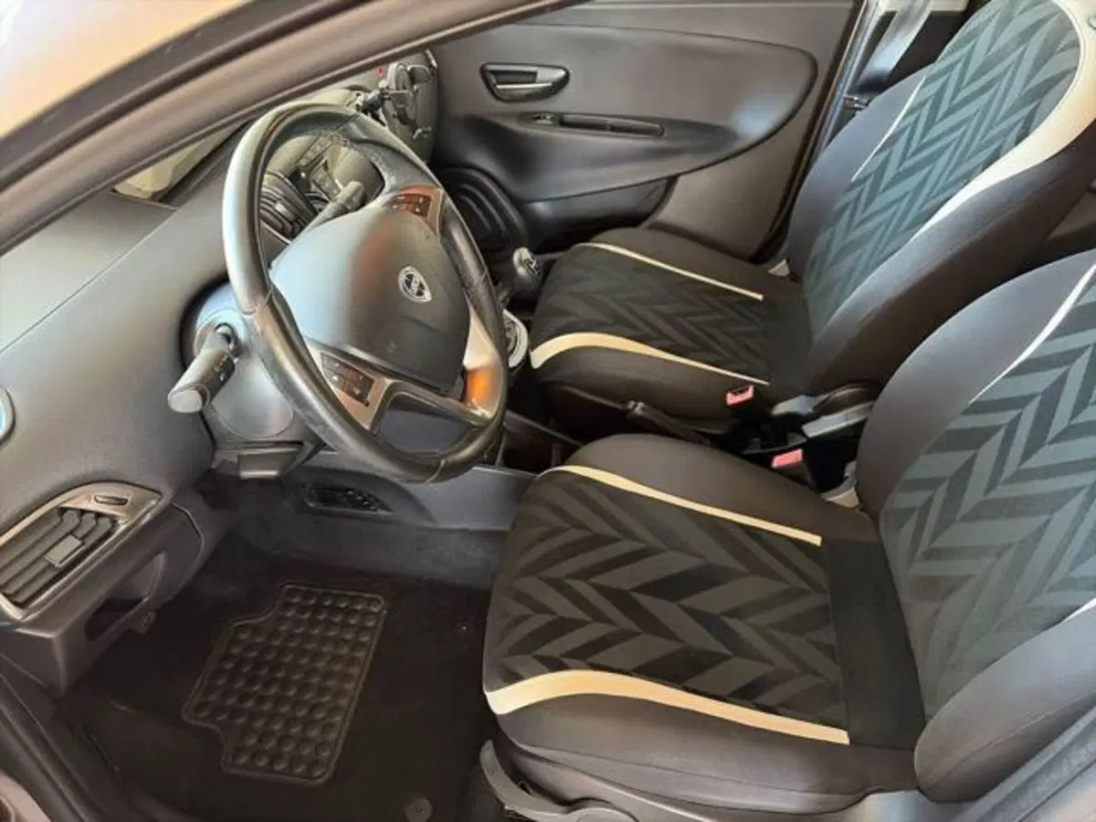 Lancia Ypsilon usata a Sassari (6)