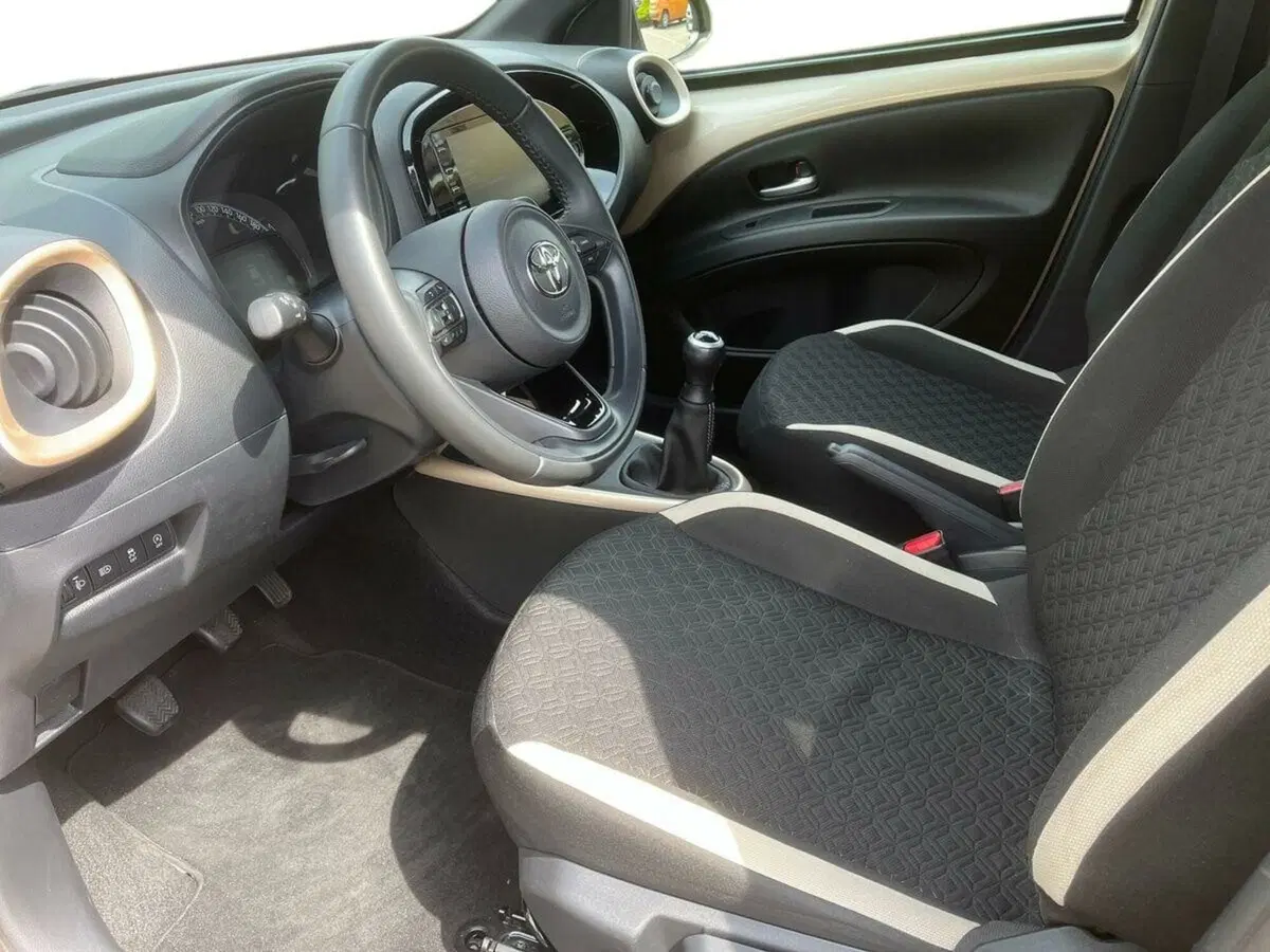 Toyota Aygo X usata a Lecco (7)