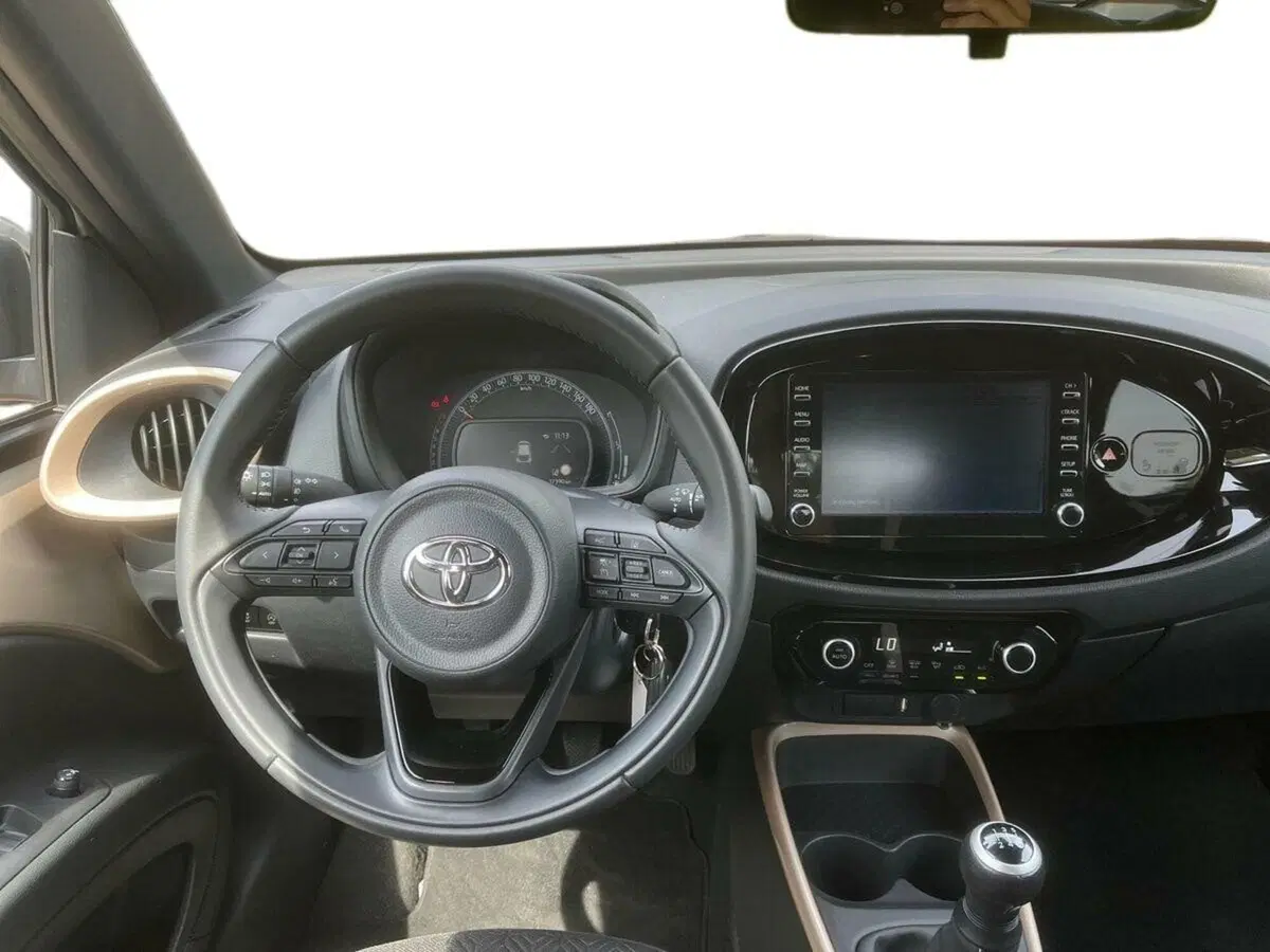 Toyota Aygo X usata a Lecco (8)