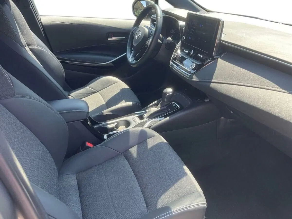 Toyota Corolla Touring Sports usata a Lecco (14)