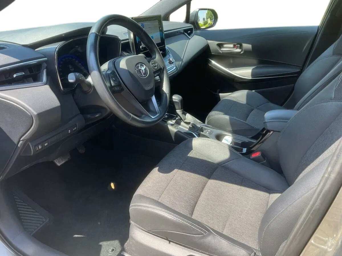 Toyota Corolla Touring Sports usata a Lecco (7)