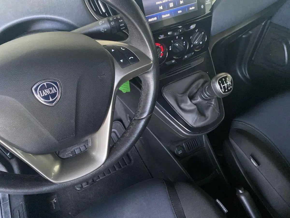 Lancia Ypsilon usata a Bergamo (11)