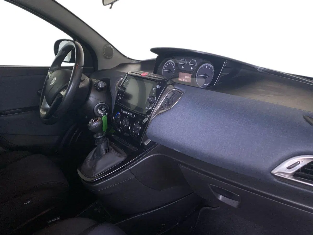 Lancia Ypsilon usata a Bergamo (12)