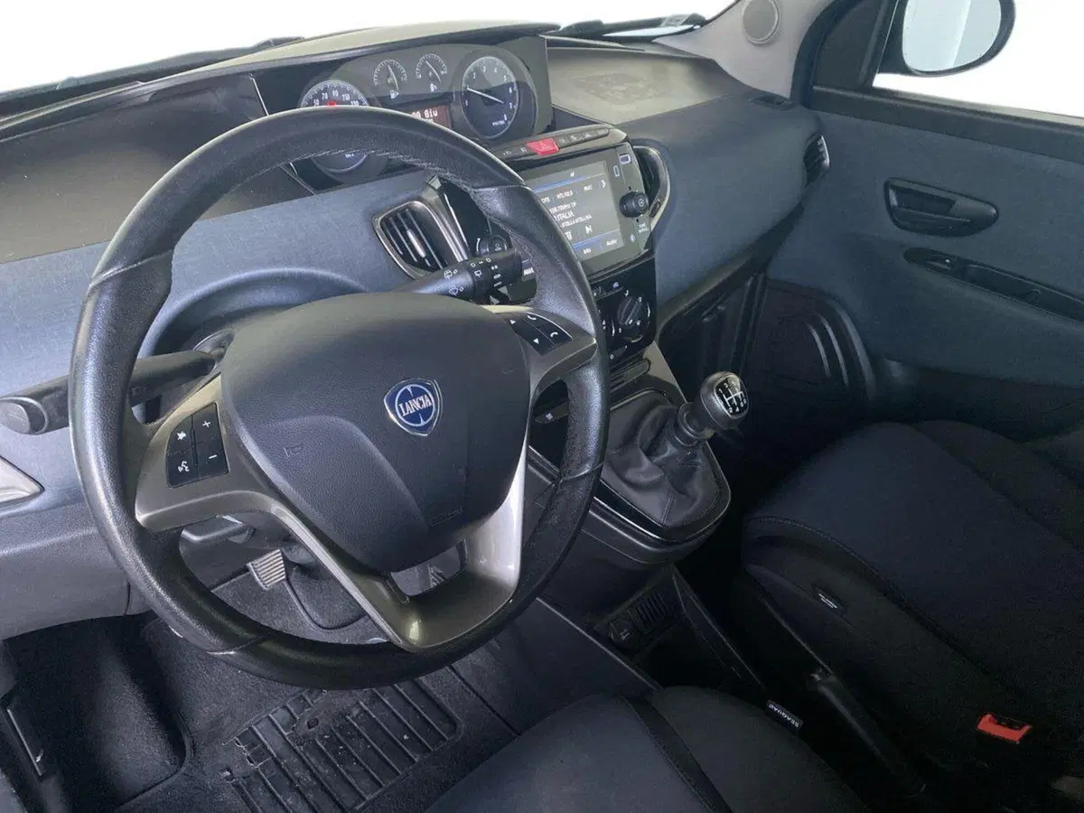 Lancia Ypsilon usata a Bergamo (7)