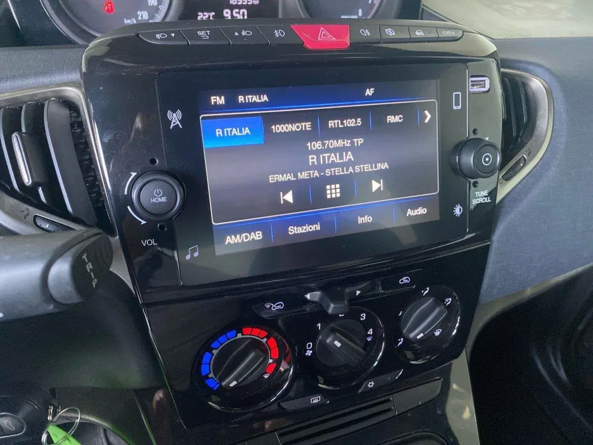 Lancia Ypsilon usata a Bergamo (9)
