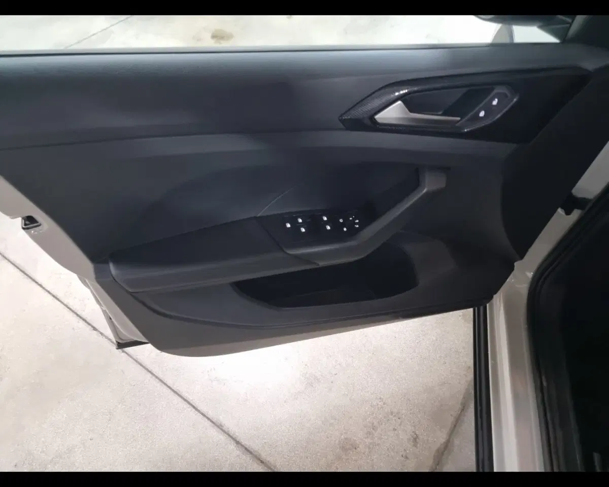 Volkswagen T-Cross usata a Caserta (12)
