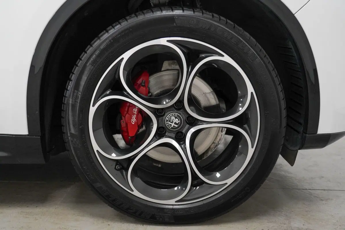 Alfa Romeo Stelvio usata a Varese (7)