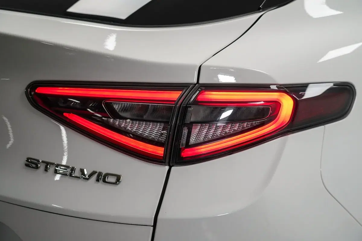 Alfa Romeo Stelvio usata a Varese (9)