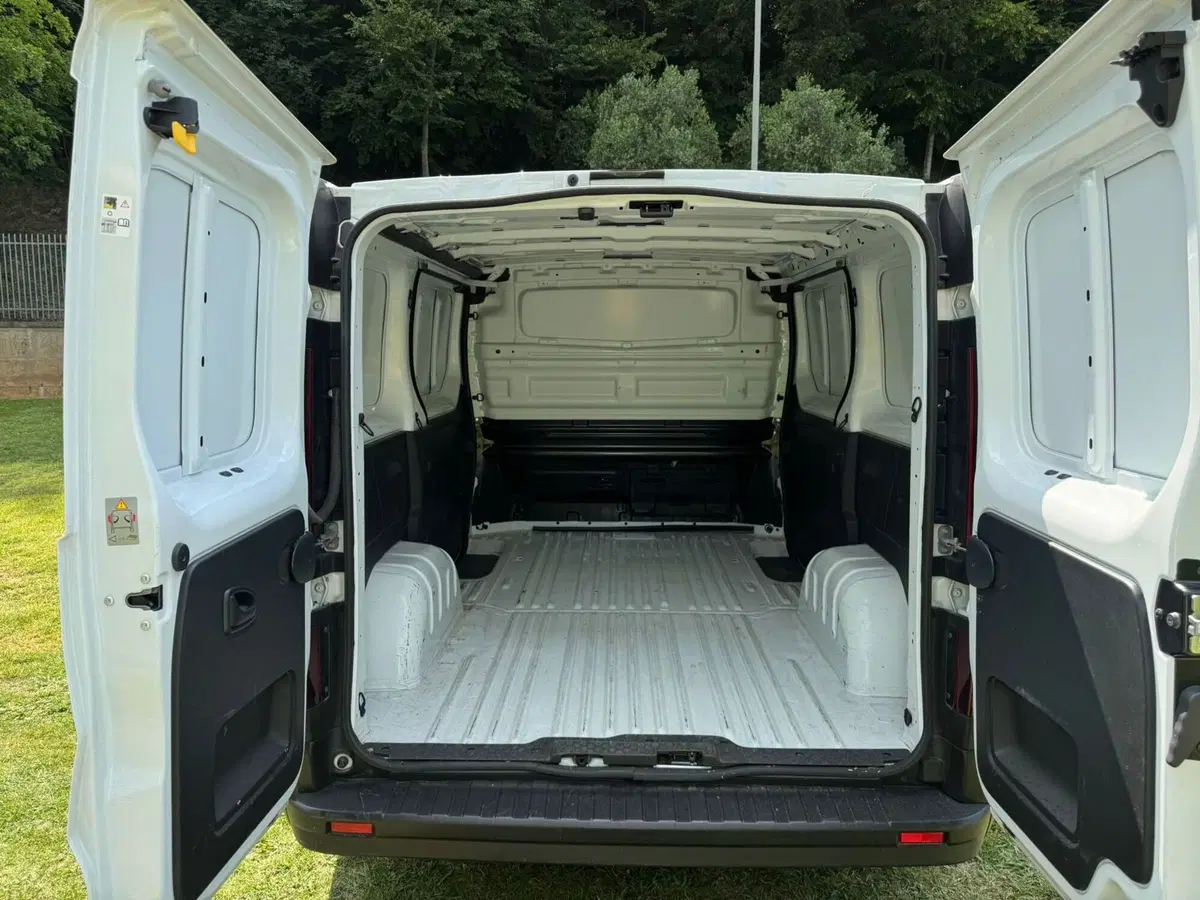 Nissan NV300 Furgone usata a Salerno (15)