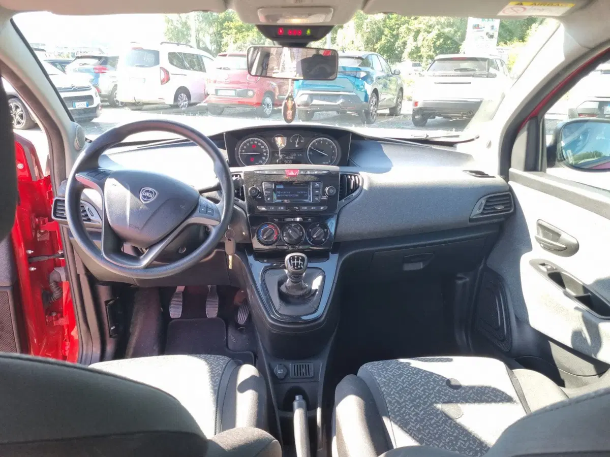 Lancia Ypsilon usata a Lucca (11)