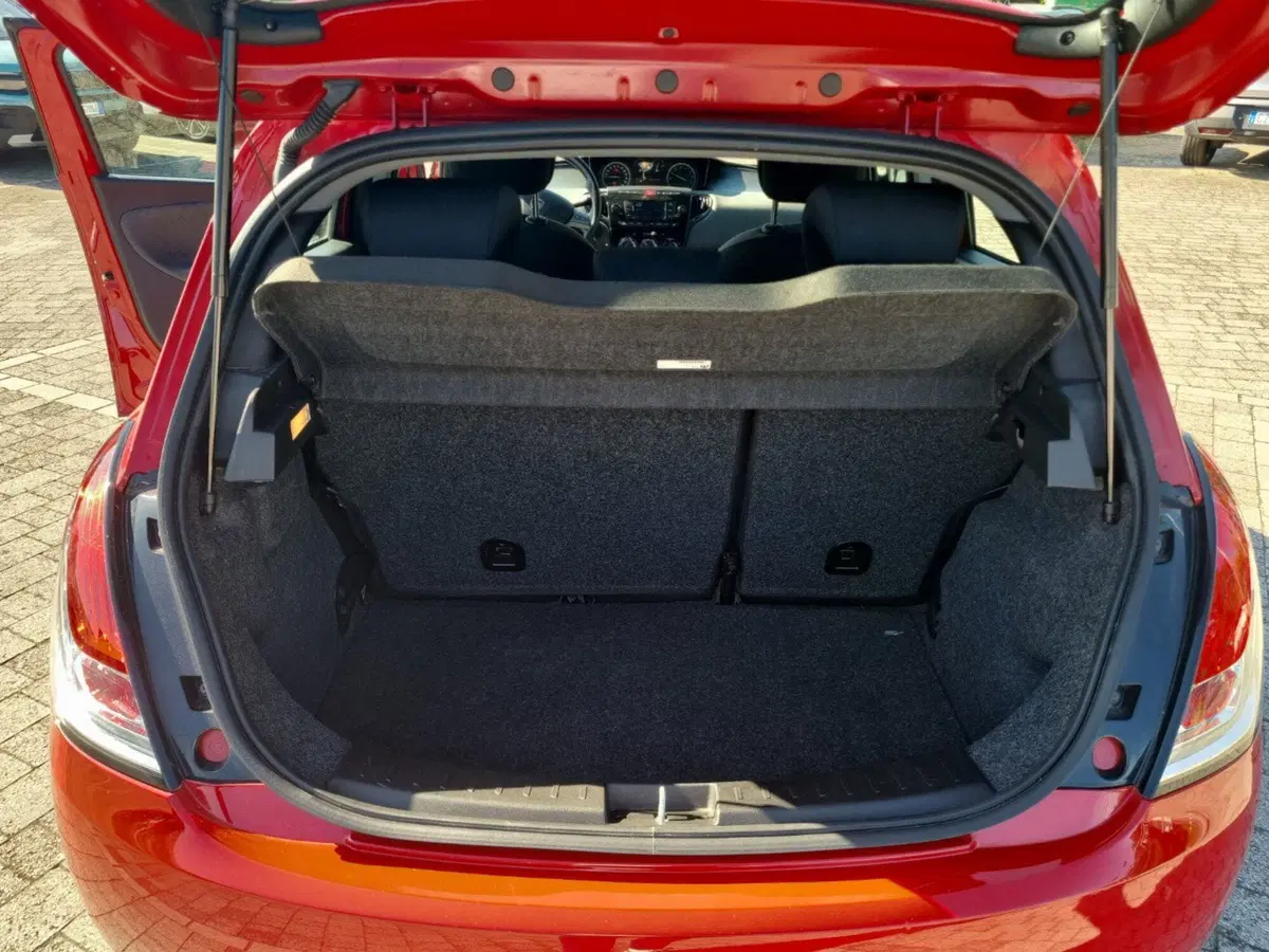 Lancia Ypsilon usata a Lucca (12)