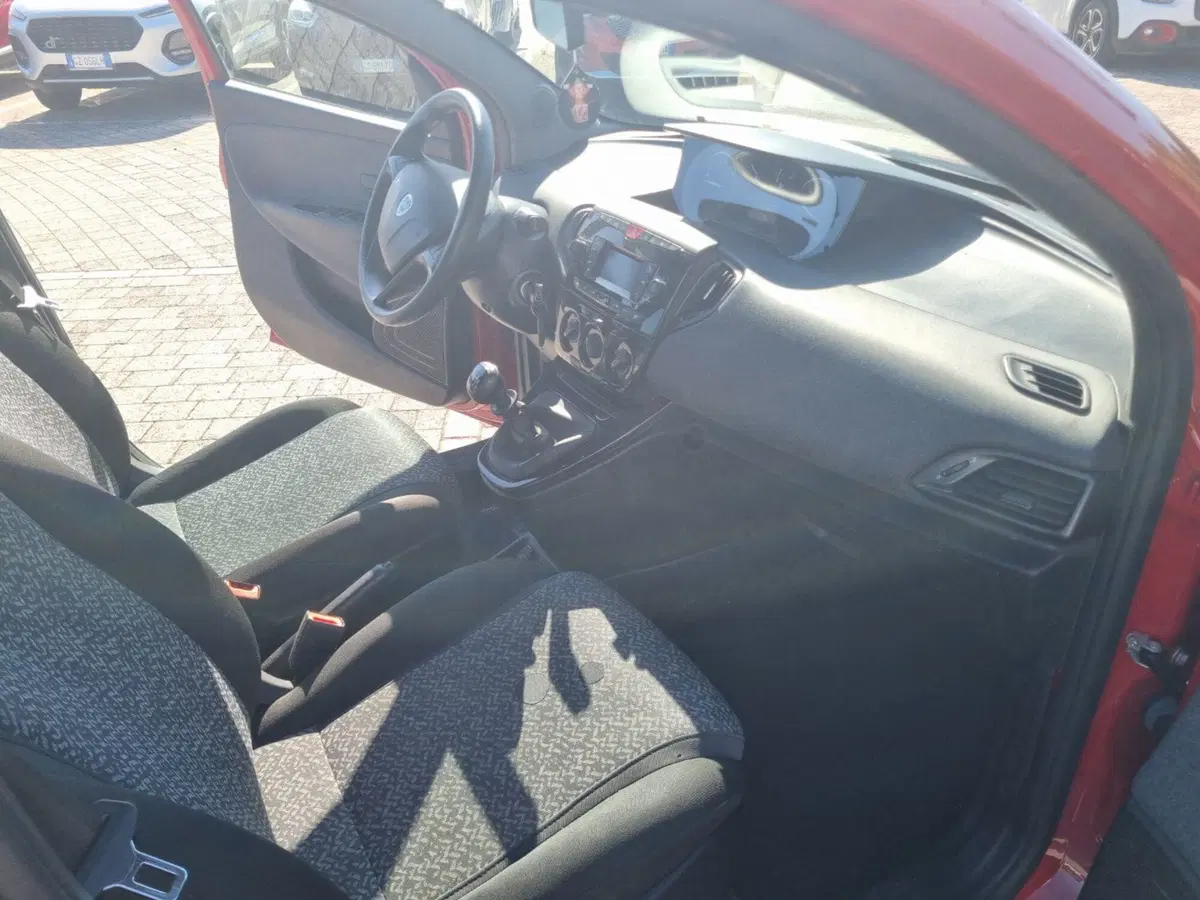 Lancia Ypsilon usata a Lucca (14)