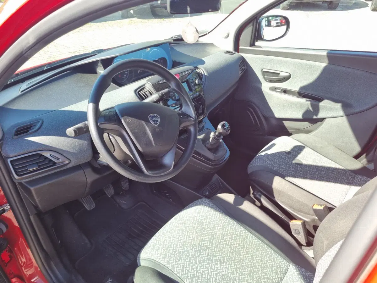 Lancia Ypsilon usata a Lucca (6)