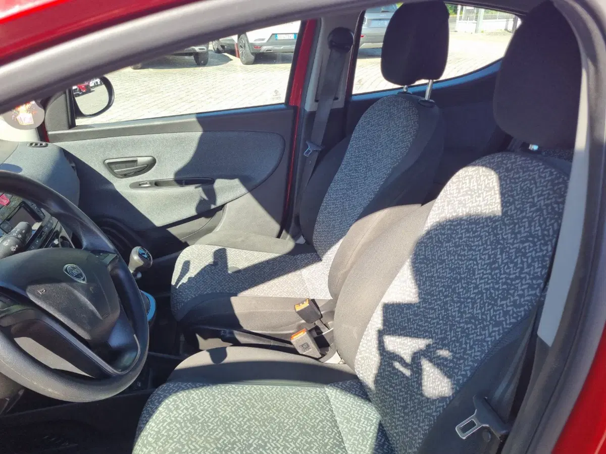 Lancia Ypsilon usata a Lucca (7)