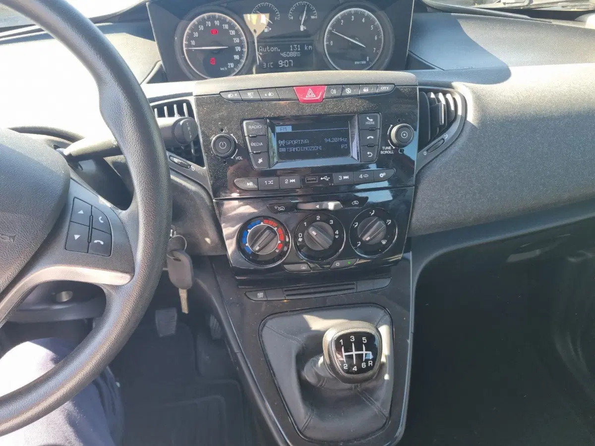 Lancia Ypsilon usata a Lucca (9)