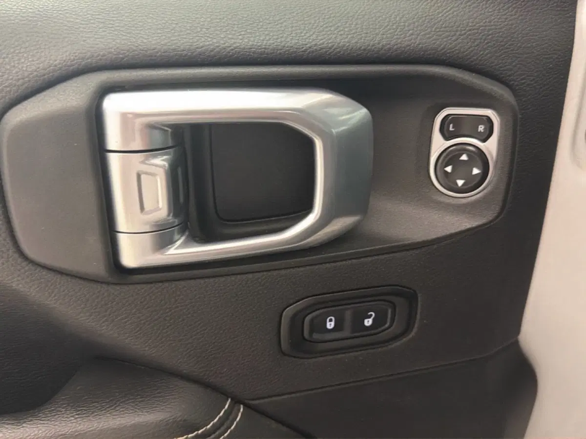 Jeep Wrangler Unlimited usata a Palermo (12)