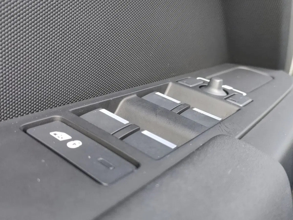 Land Rover Defender usata a Lecco (16)