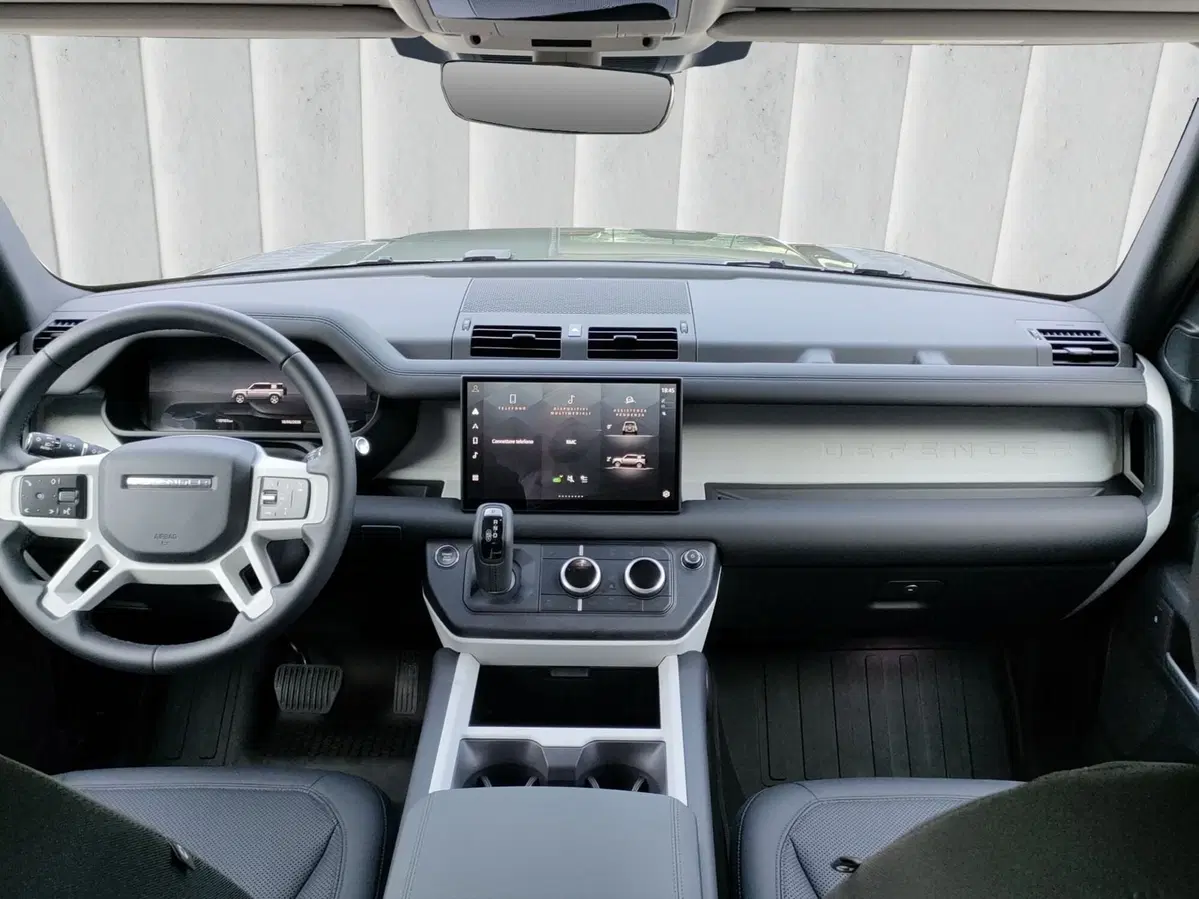 Land Rover Defender usata a Lecco (4)