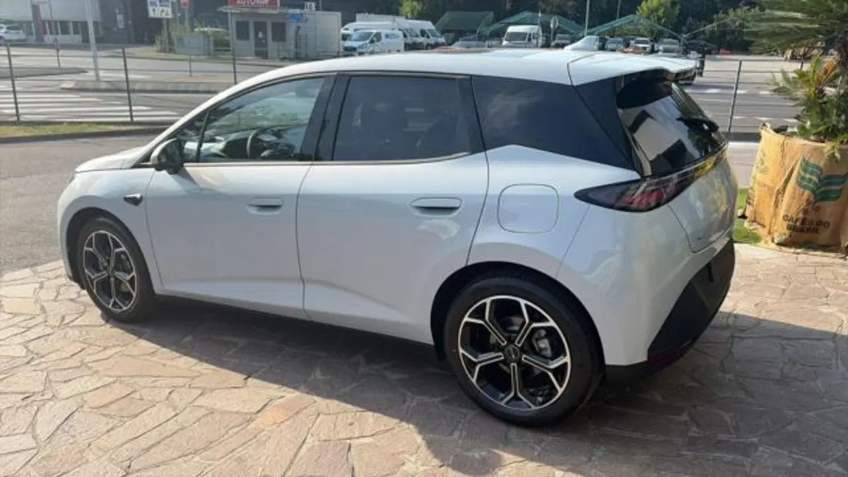 Byd Dolphin G DM-i nuova a Bologna (4)