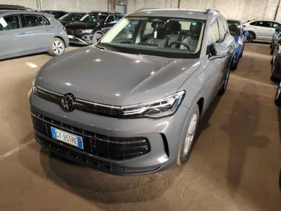 Volkswagen Tiguan 2.0 TDI 150 CV SCR DSG 4MOTION Life del 2025 usata a Bologna