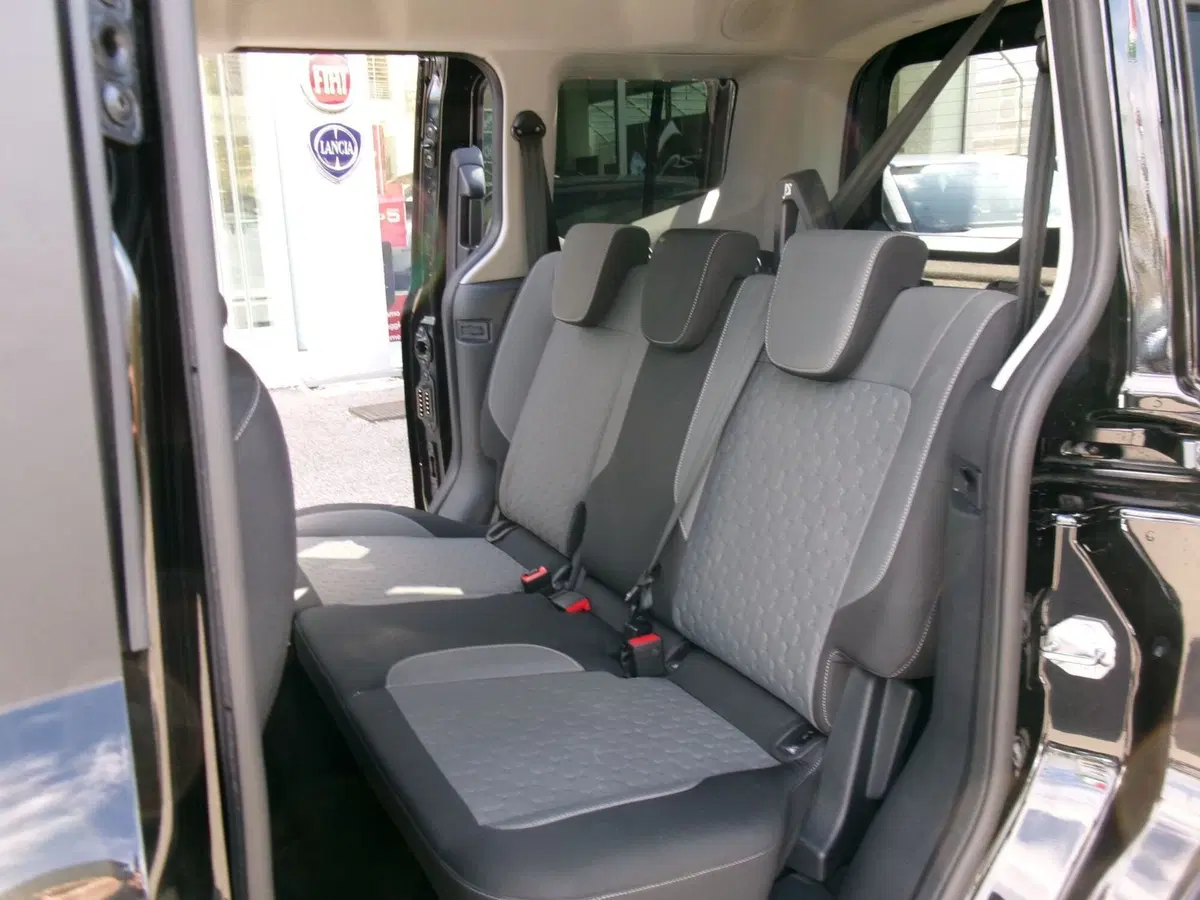 Ford Tourneo Courier usata a Venezia (15)
