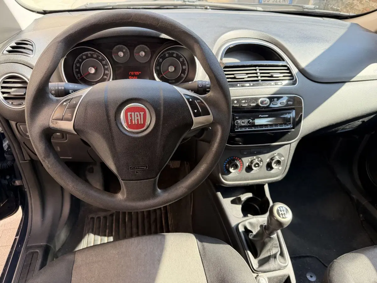 Fiat Punto usata a Genova (11)