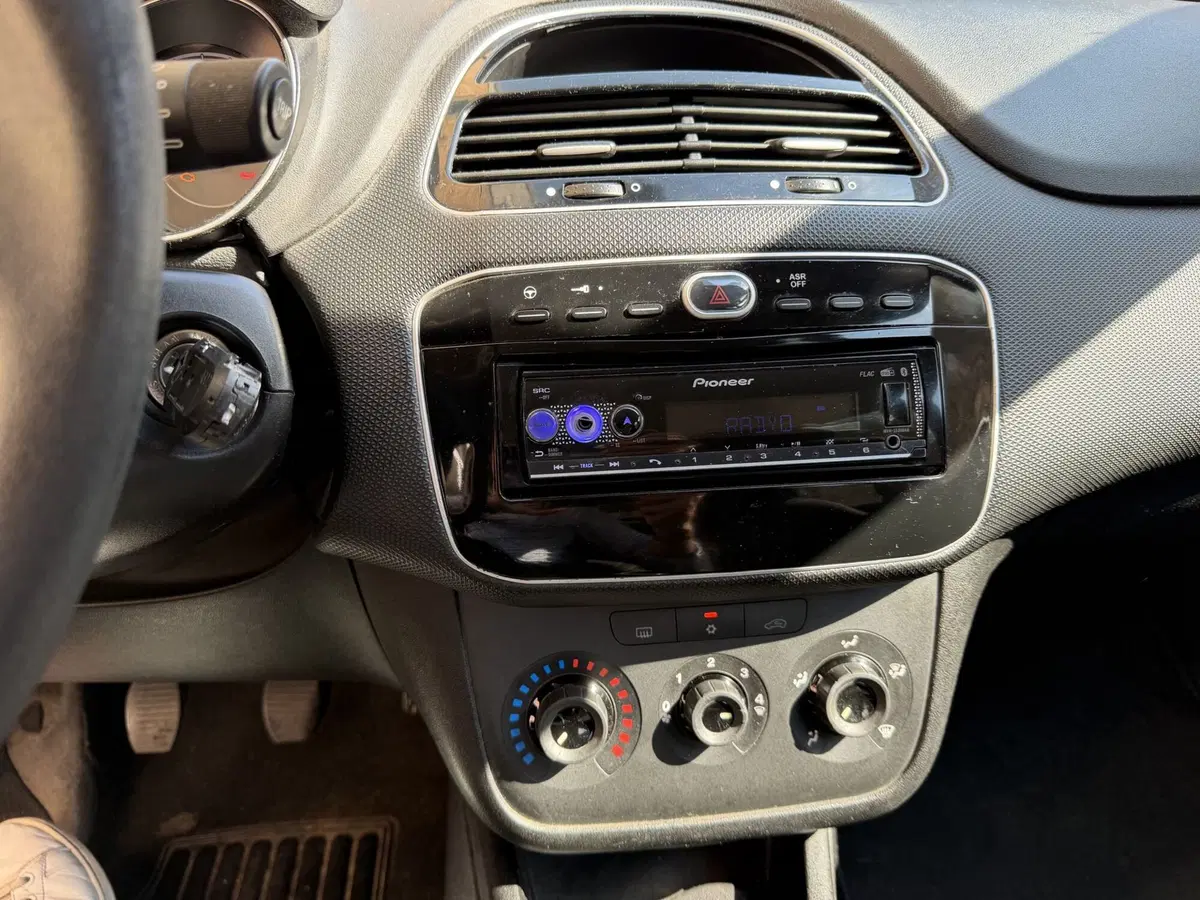 Fiat Punto usata a Genova (13)