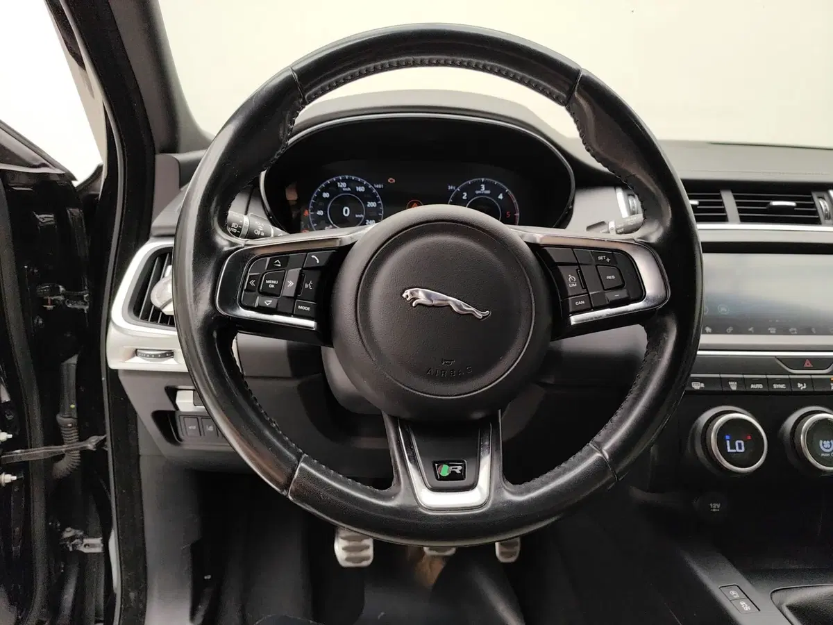 Jaguar E-Pace usata a Como (17)