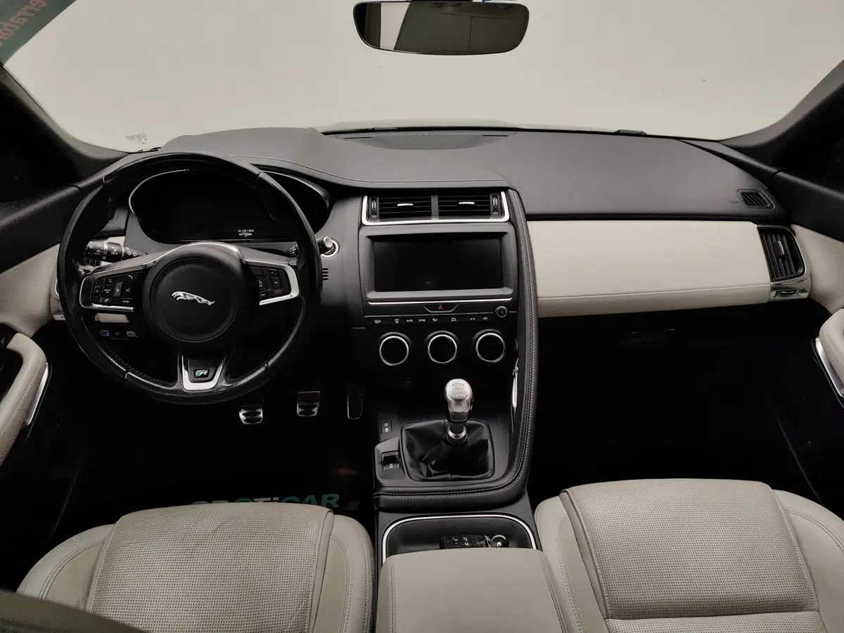 Jaguar E-Pace usata a Como (7)