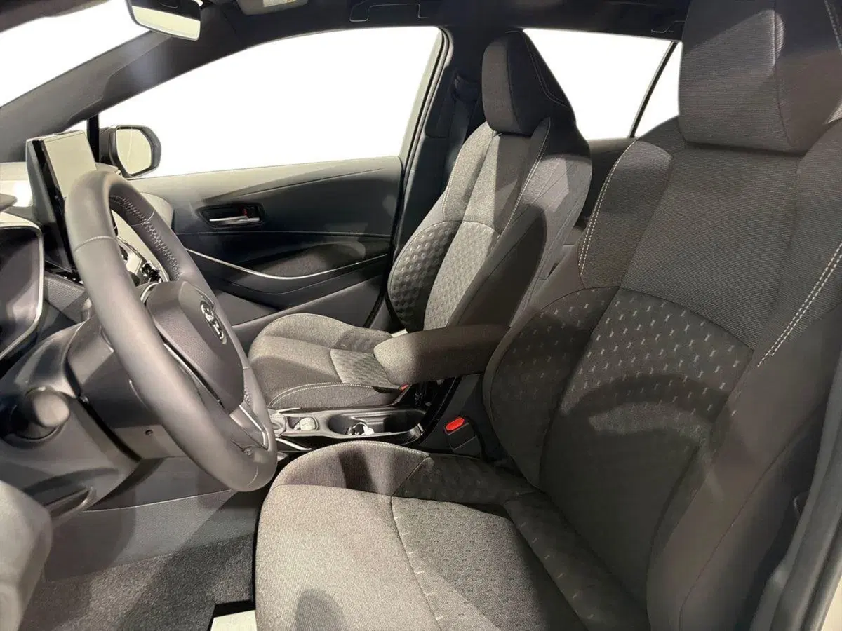 Toyota Corolla Touring Sports nuova a Lecco (10)