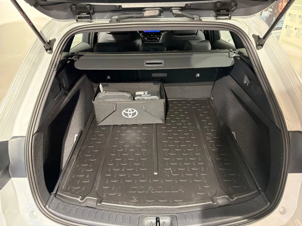 Toyota Corolla Touring Sports nuova a Lecco (12)