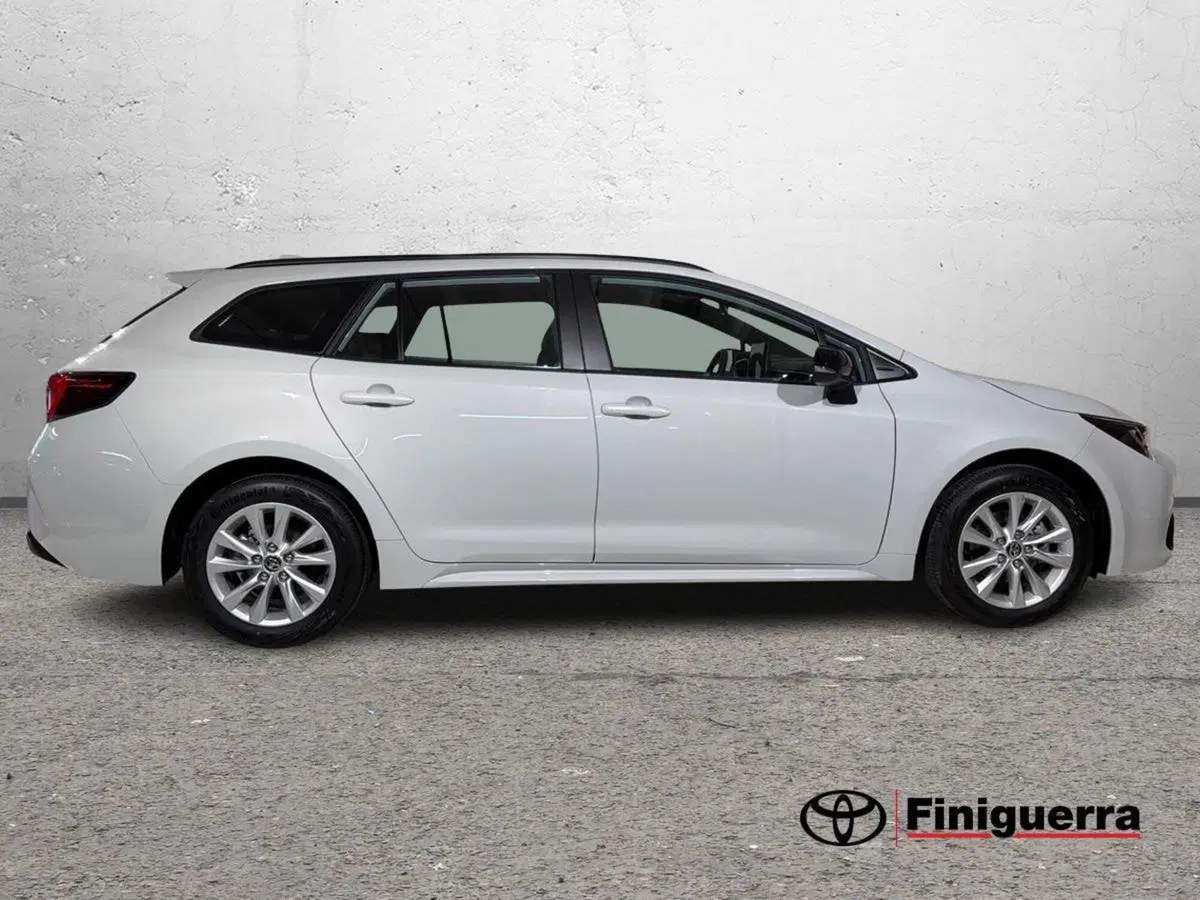 Toyota Corolla Touring Sports nuova a Lecco (5)